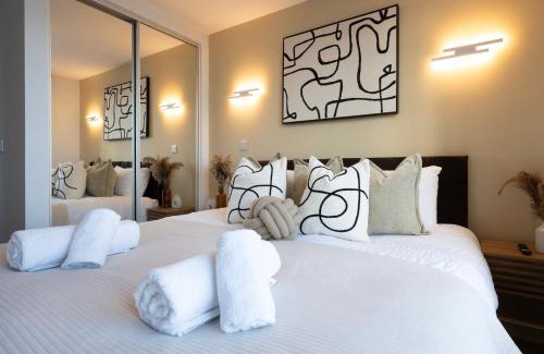 Gillingham Apartment | 1BR - Stunning 5th-Flr Views - Sleeps 4 - Parking