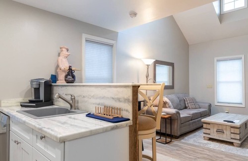 Thomas House | Cozy Tiny Home near Purple Fiddle - Rated 9.8 by Guests