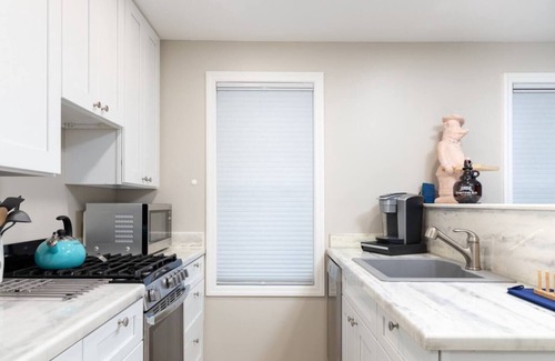 Thomas House | Cozy Tiny Home near Purple Fiddle - Rated 9.8 by Guests