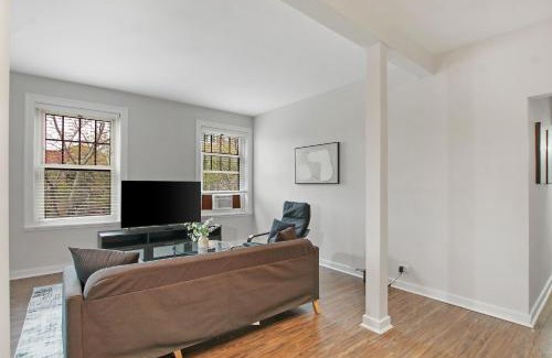 Hyde Park Apartment | Relax in the Cozy Hyde Park 1BR Apartment with Hot Tub