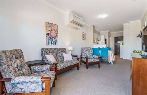 Mandurah Apartment | Modern Urban Retreat with Ocean Views in Mandurah
