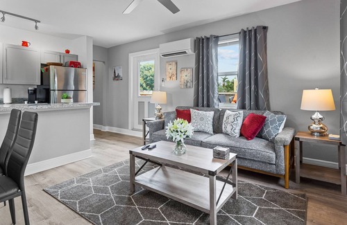 Coral Ridge Apartment | Cozy 1BR Retreat with Windows on All Sides & Breakfast
