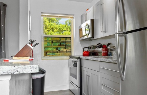 Coral Ridge Apartment | Cozy 1BR Retreat with Windows on All Sides & Breakfast