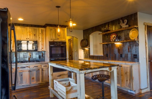 Colorado Springs House | Idyllic Barn for Weddings & Reunions with Lake Views