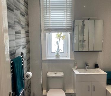 Falkirk Apartment | Top-Rated Family Retreat at 1L Albert Place