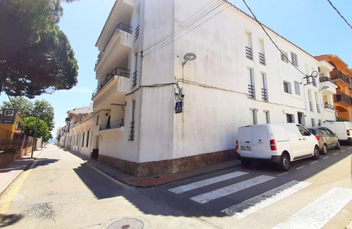 Llafranc Apartment | Central Beachfront Apartment with Garage Near Llafranc