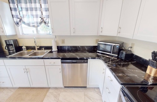 Nelsonville House | Top Rated Stay at Maple Leaf Inn with Family-Friendly Amenities