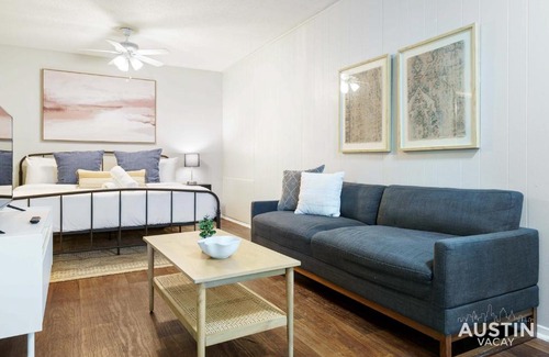 Hyde Park Apartment | Cozy 1st Floor Apt in Hyde Park with Bathtub & Parking