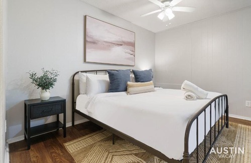 Hyde Park Apartment | Cozy 1st Floor Apt in Hyde Park with Bathtub & Parking