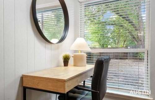 Hyde Park Apartment | Cozy 1st Floor Apt in Hyde Park with Bathtub & Parking