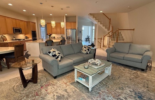 Long Neck House | Indulge in a 5-Star Suite with Ocean View & Private Patios