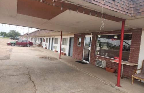 Quinter Hotel | Budget-Friendly 1st Inn: Pet Friendly & Child Accessible