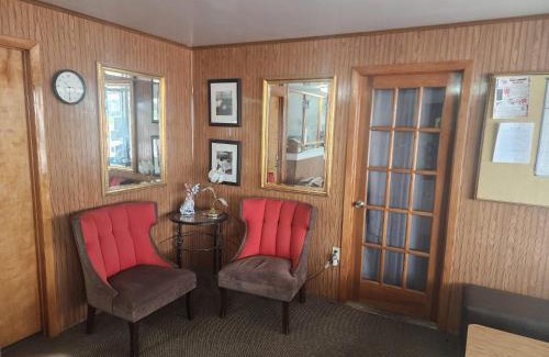 Quinter Hotel | Budget-Friendly 1st Inn: Pet Friendly & Child Accessible