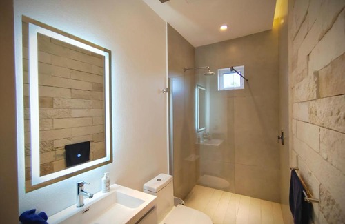 Alfredo V. Bonfil Apartment | Luxury Warehouse: Family-Friendly with Breakfast Included
