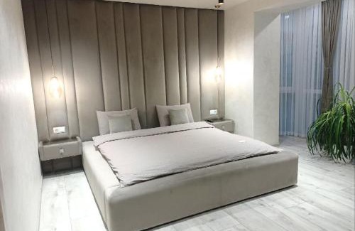 Khmelnitskiy Apartment | Elegant 4-Star Suite: Rated 10/10 & Family Friendly