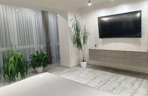 Khmelnitskiy Apartment | Elegant 4-Star Suite: Rated 10/10 & Family Friendly