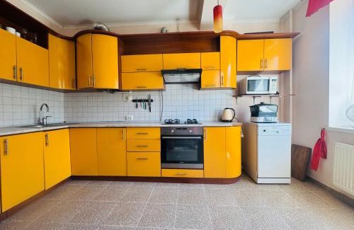 Yavory Apartment | Budget-Friendly 2-Room Stay at Vernadskogo 8