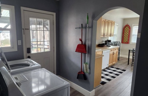 Stockton House | Cozy 2/1 Furnished Home Near Hospitals and Parks