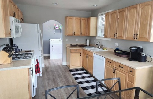 Stockton House | Cozy 2/1 Furnished Home Near Hospitals and Parks