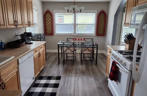 Stockton House | Cozy 2/1 Furnished Home Near Hospitals and Parks
