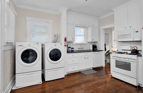 Northside House | Ideal Inner Loop Home Near Rail & Downtown - 10/10 Rating