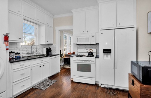 Northside House | Ideal Inner Loop Home Near Rail & Downtown - 10/10 Rating