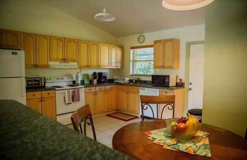 Davie House | Tranquil Garden Home with Pool & Ocean Views in Davie