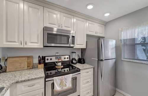 Plantation Condo | Ideal 2/2 Ground Unit by Golf Course, Minutes from Beach