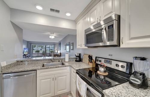 Plantation Condo | Ideal 2/2 Ground Unit by Golf Course, Minutes from Beach