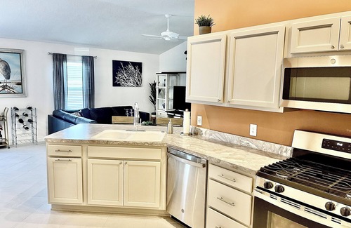 Leesburg House | Beautiful 2-Bedroom Retreat in The Village of Citrus Grove