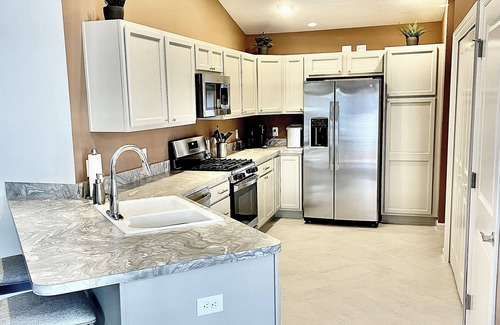 Leesburg House | Beautiful 2-Bedroom Retreat in The Village of Citrus Grove