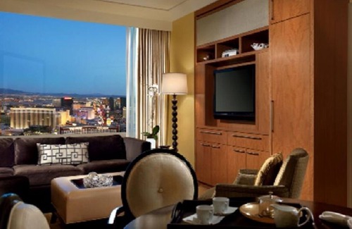 Las Vegas Resort | Convenient Hotel 2 Miles from Convention Center with Spa