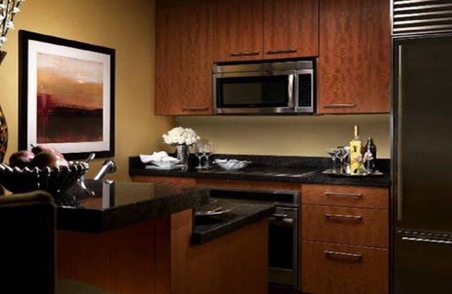 Las Vegas Resort | Convenient Hotel 2 Miles from Convention Center with Spa