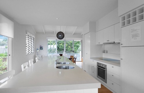 Peregian Beach Apartment | Guest Rated 10/10: Kingfisher Drive with Oceanfront Pool