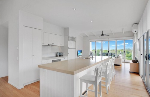 Peregian Beach Apartment | Guest Rated 10/10: Kingfisher Drive with Oceanfront Pool
