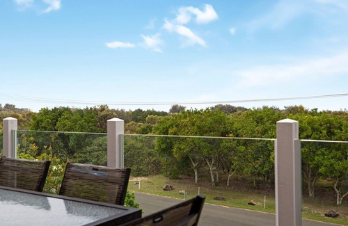 Peregian Beach Apartment | Guest Rated 10/10: Kingfisher Drive with Oceanfront Pool