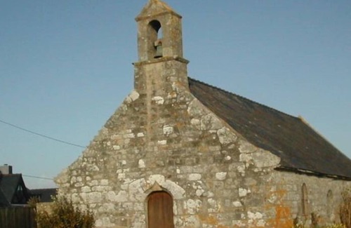 Ploemeur House | 2/3-person gite 350 m from beaches via footpath and adjacent to 18-hole golf course.