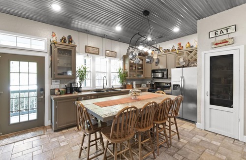 Enchanted Oaks House | Unique 2.5 Houses on 3 Acres with Pool and Spa Retreat