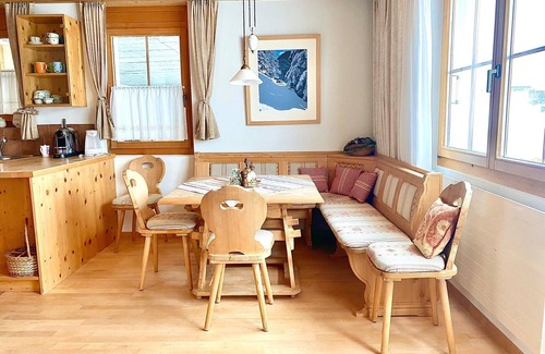 Monstein Apartment | Exceptional 2.5 Zimmer Terrassen Wohnung with Spa & Breakfast
