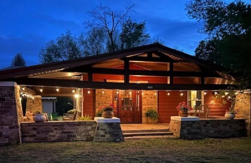 Okemah House | 2 Acre Hideaway