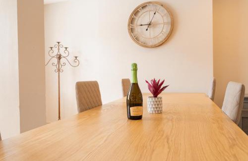 Tarvin House | 2 adjacent homes - totalling seven bedrooms - near to Chester - Sleeps up to 25