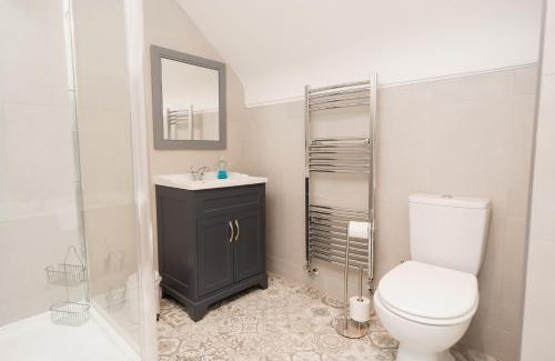 Tarvin House | 2 adjacent homes - totalling seven bedrooms - near to Chester - Sleeps up to 25