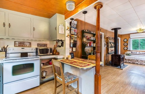 Julian House | Discover "Time Traveler Retreat": 9.8 Rated, Pet Friendly!