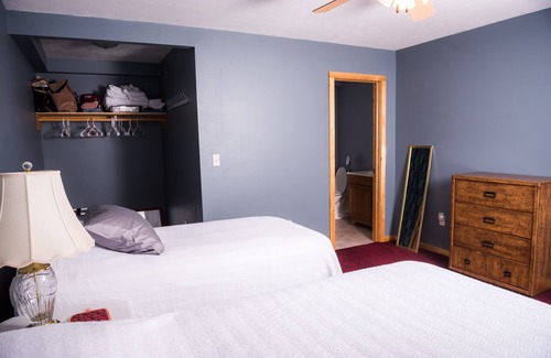 Bonesteel Cabin | Modern 2-Bedroom Suite with Pool & Breakfast Included