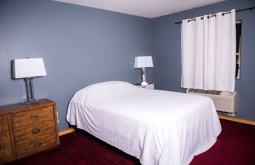 Bonesteel Cabin | Modern 2-Bedroom Suite with Pool & Breakfast Included