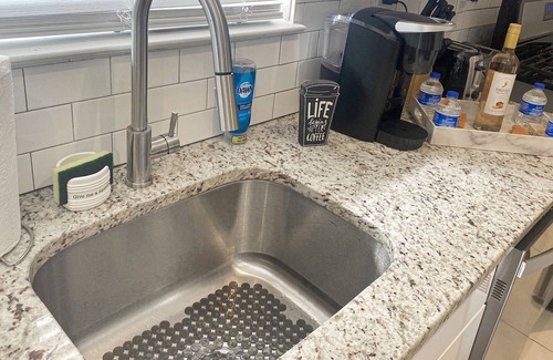 Lindbergh Apartment | Comfortable 2-Bedroom Oasis with Pool and Full Kitchen