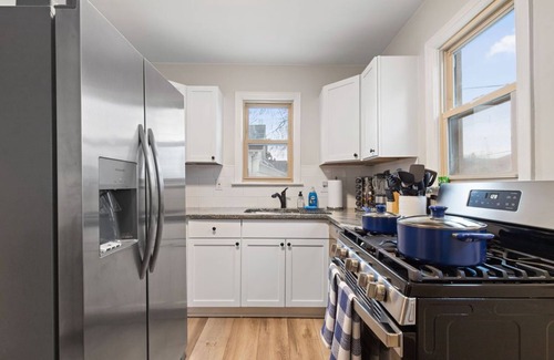 Wyandotte House | Pet-Friendly 2 BD Home with Fast Wi-Fi Near Detroit River