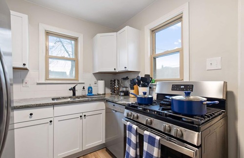 Wyandotte House | Pet-Friendly 2 BD Home with Fast Wi-Fi Near Detroit River