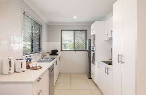 Rocklea Apartment | Convenient 2 Bdr Apartment with Garage & Kitchen Amenities