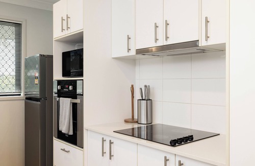 Rocklea Apartment | Convenient 2 Bdr Apartment with Garage & Kitchen Amenities
